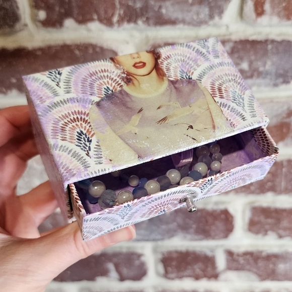 Tayor Swift 1989 Paper Jewelry Box with Friendship Bracelets - Picture 3 of 5